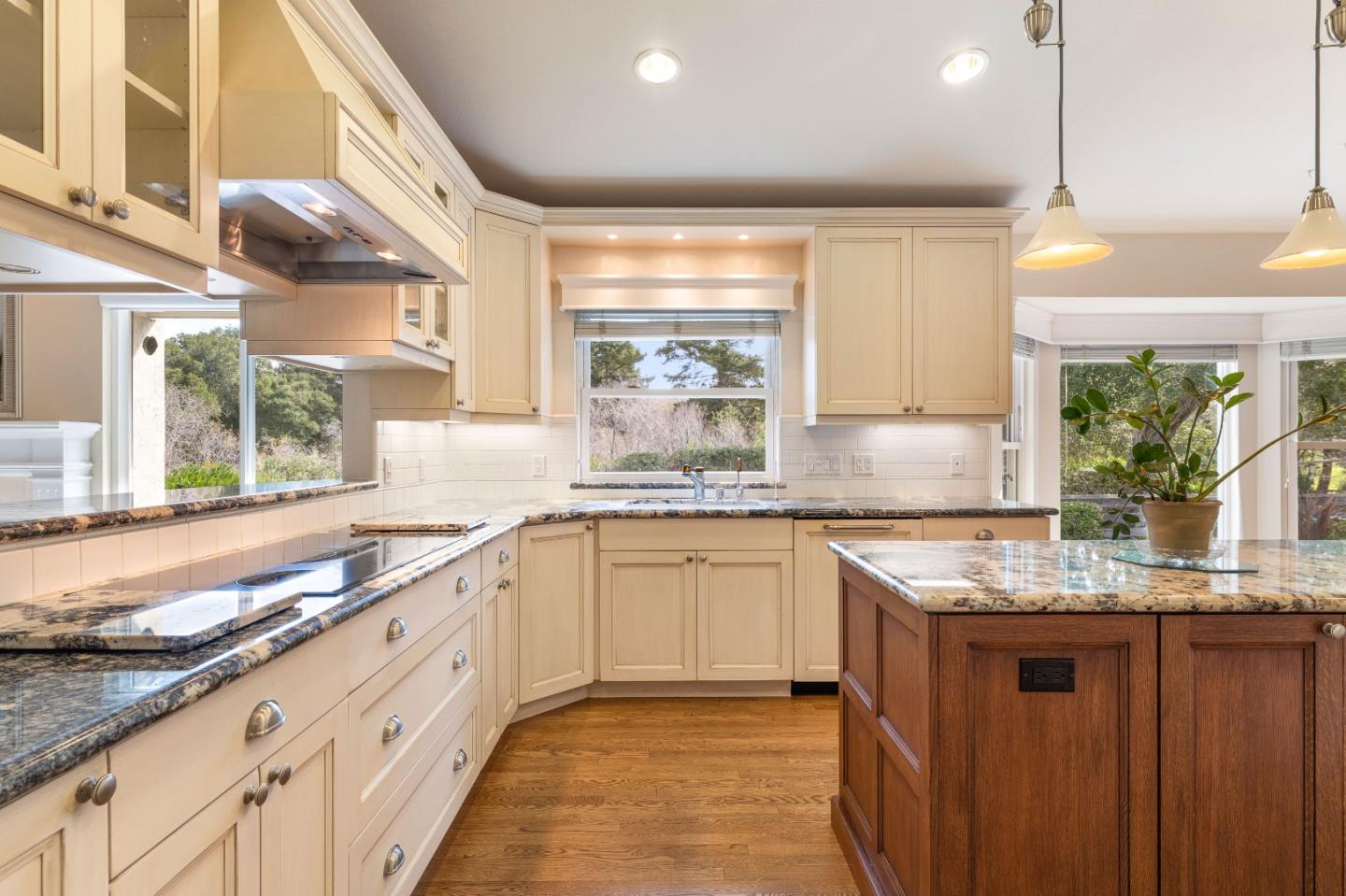 Detail Gallery Image 11 of 38 For 22241 Toro Hills Dr, Salinas,  CA 93908 - 4 Beds | 2/1 Baths