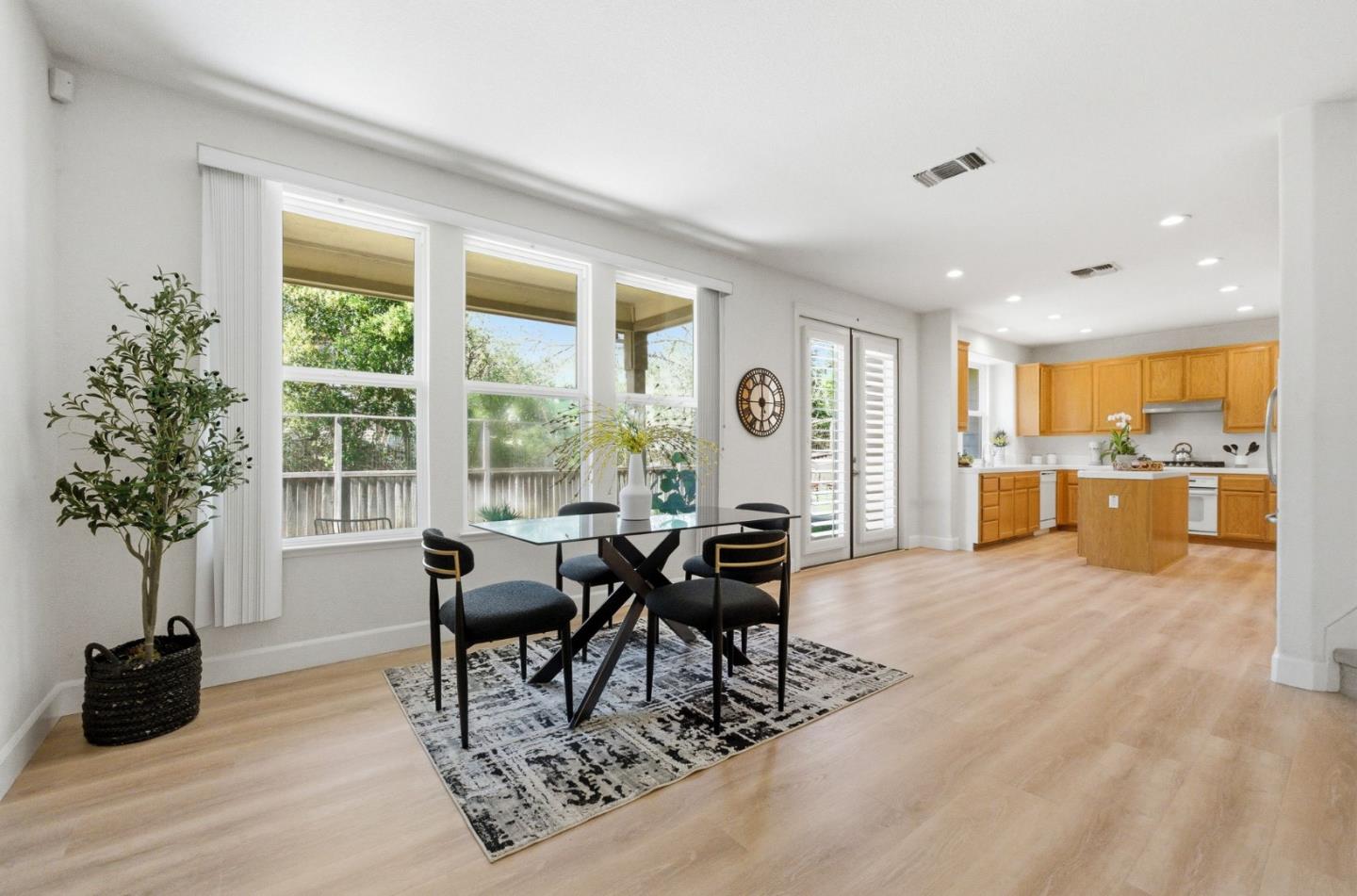 Detail Gallery Image 12 of 51 For 166 Kensington Cir, Hercules,  CA 94547 - 4 Beds | 3/1 Baths