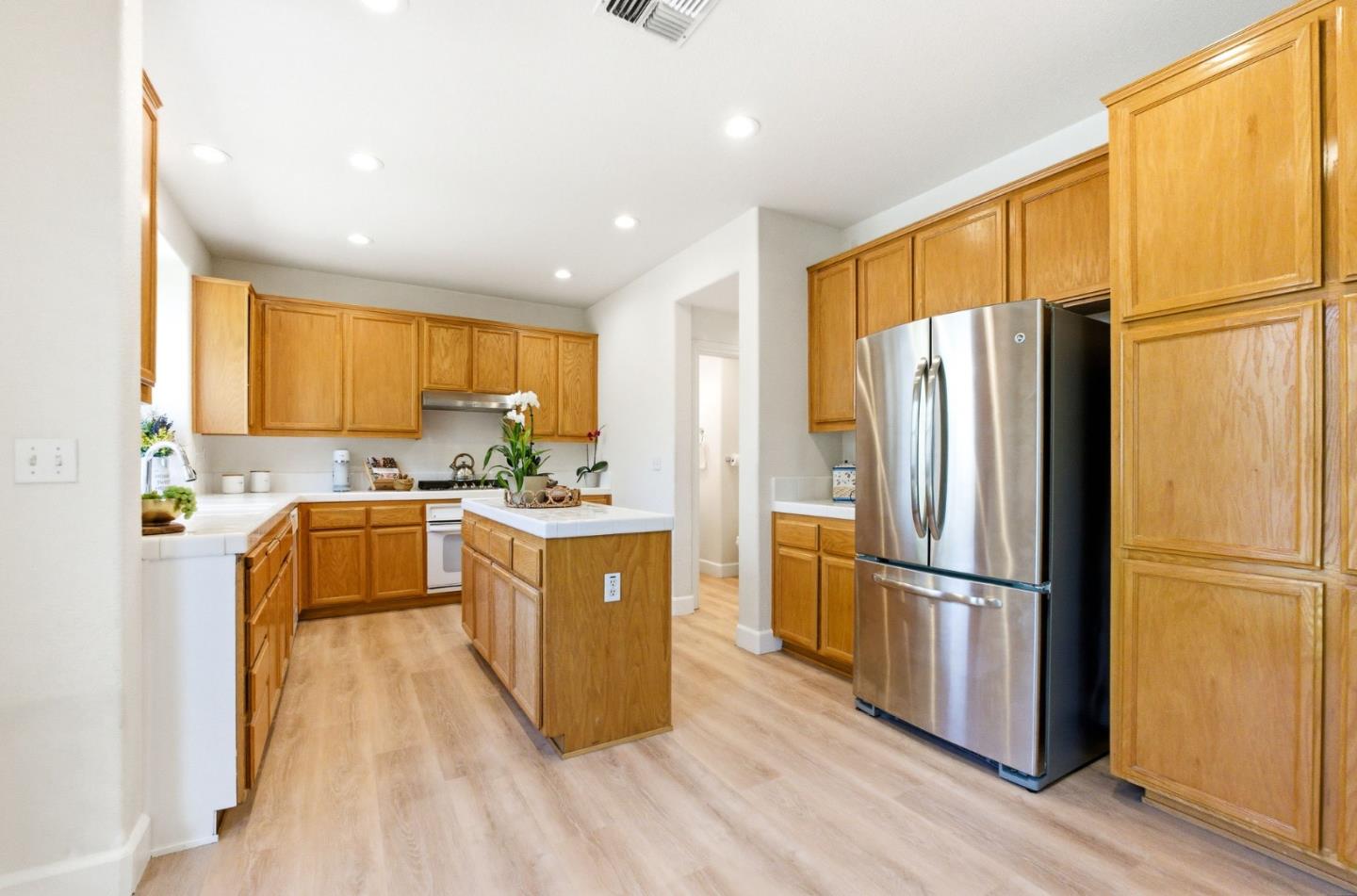 Detail Gallery Image 13 of 51 For 166 Kensington Cir, Hercules,  CA 94547 - 4 Beds | 3/1 Baths