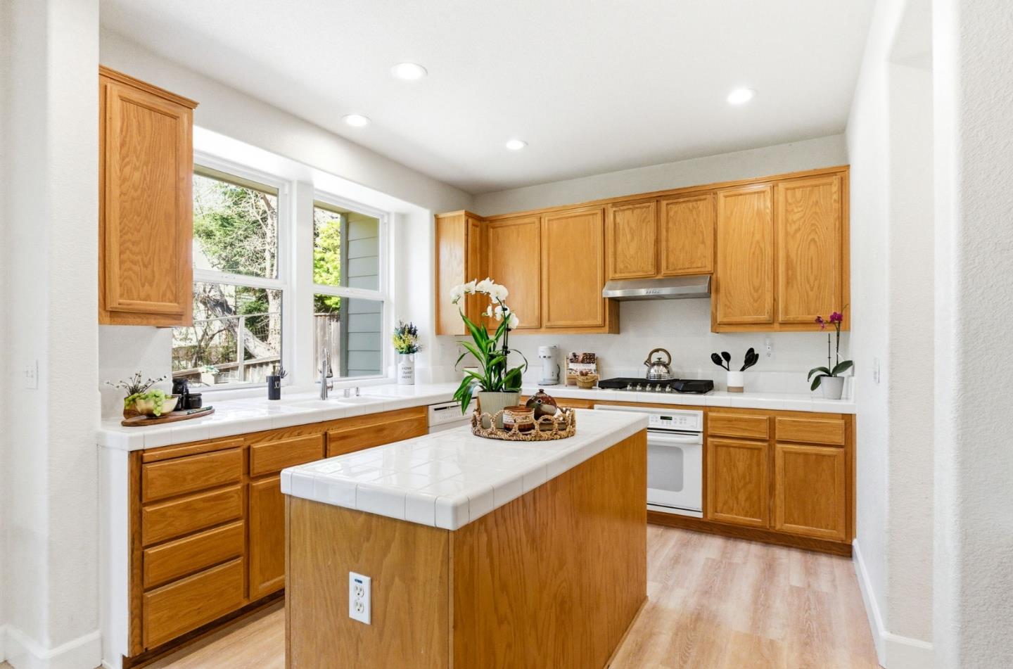 Detail Gallery Image 14 of 51 For 166 Kensington Cir, Hercules,  CA 94547 - 4 Beds | 3/1 Baths