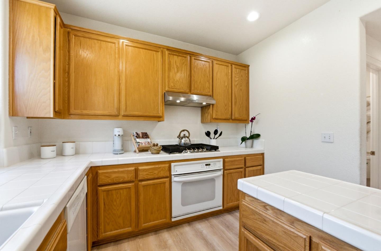 Detail Gallery Image 15 of 51 For 166 Kensington Cir, Hercules,  CA 94547 - 4 Beds | 3/1 Baths