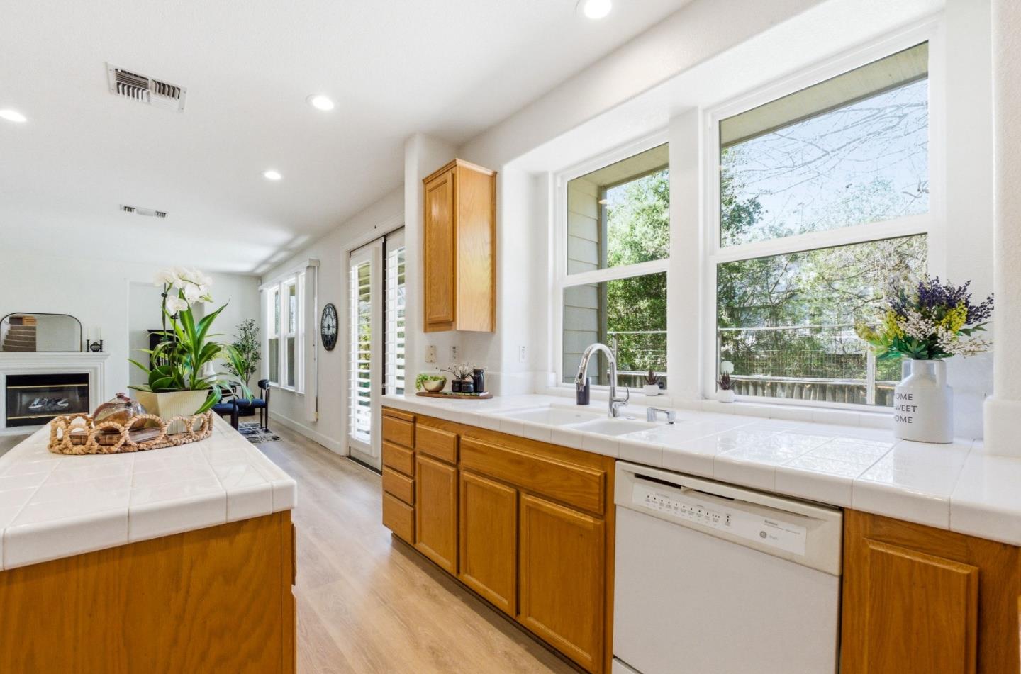 Detail Gallery Image 16 of 51 For 166 Kensington Cir, Hercules,  CA 94547 - 4 Beds | 3/1 Baths