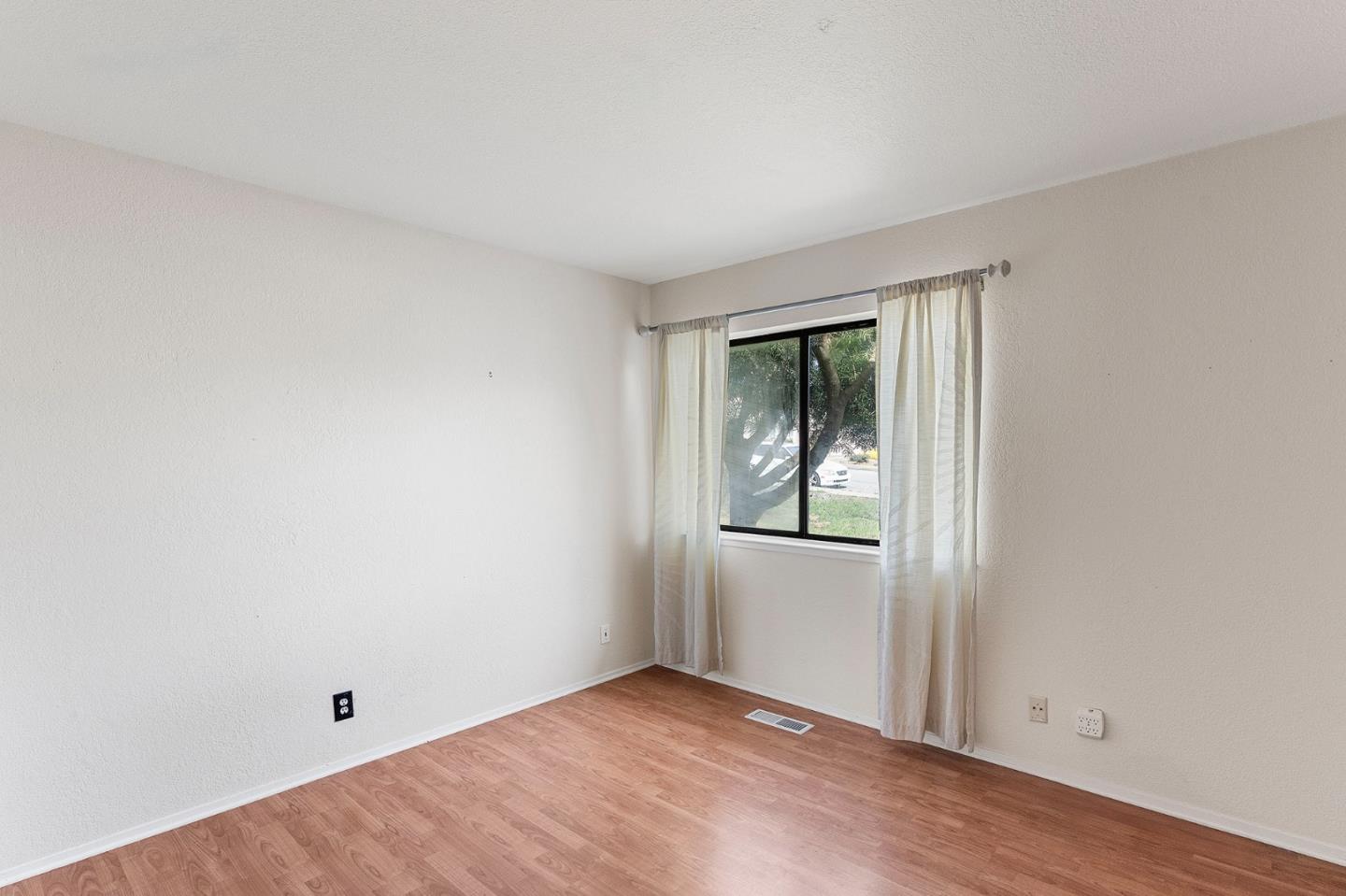 Detail Gallery Image 10 of 23 For 1169 Yosemite St, Seaside,  CA 93955 - 5 Beds | 2 Baths