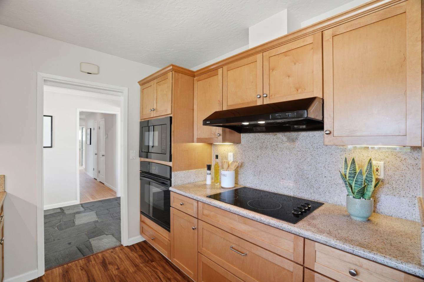 Detail Gallery Image 11 of 44 For 18940 Westview Dr, Saratoga,  CA 95070 - 3 Beds | 2/1 Baths