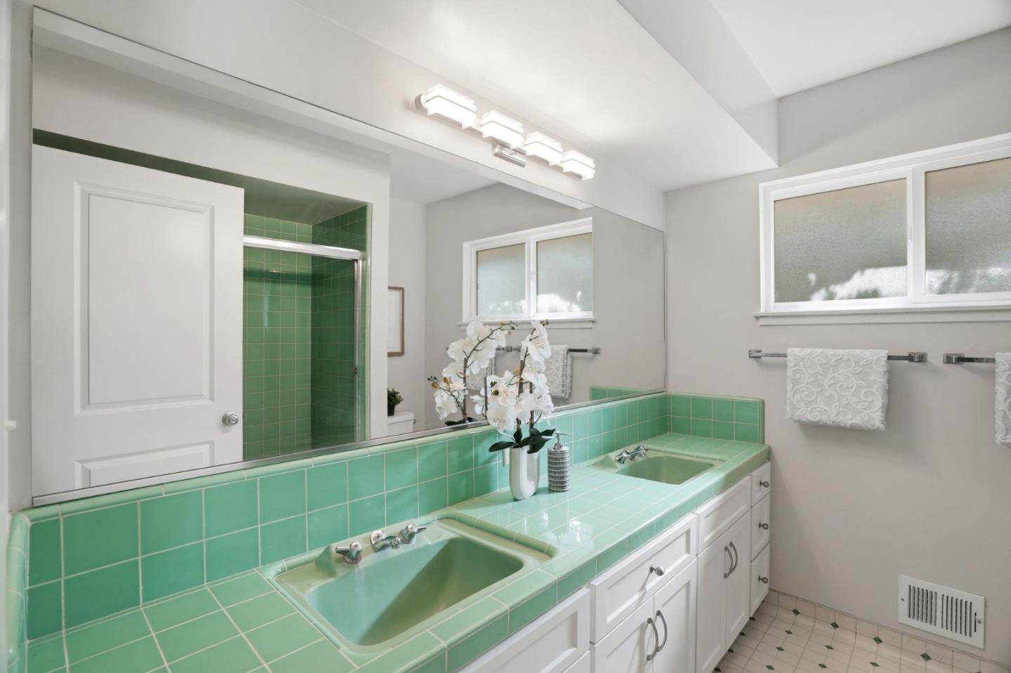 Detail Gallery Image 21 of 44 For 18940 Westview Dr, Saratoga,  CA 95070 - 3 Beds | 2/1 Baths