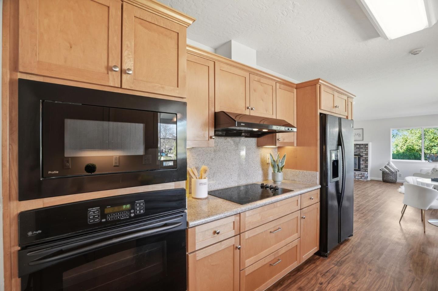 Detail Gallery Image 5 of 44 For 18940 Westview Dr, Saratoga,  CA 95070 - 3 Beds | 2/1 Baths