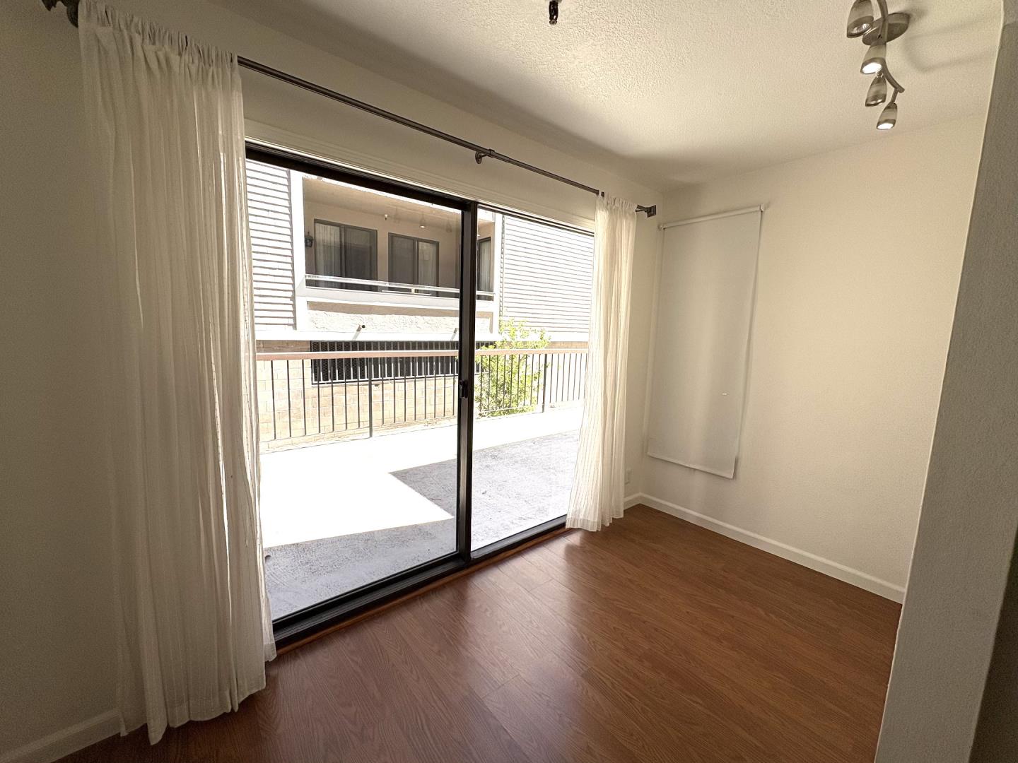 Detail Gallery Image 13 of 14 For 735 El Camino Real #102,  Burlingame,  CA 94010 - 2 Beds | 1 Baths