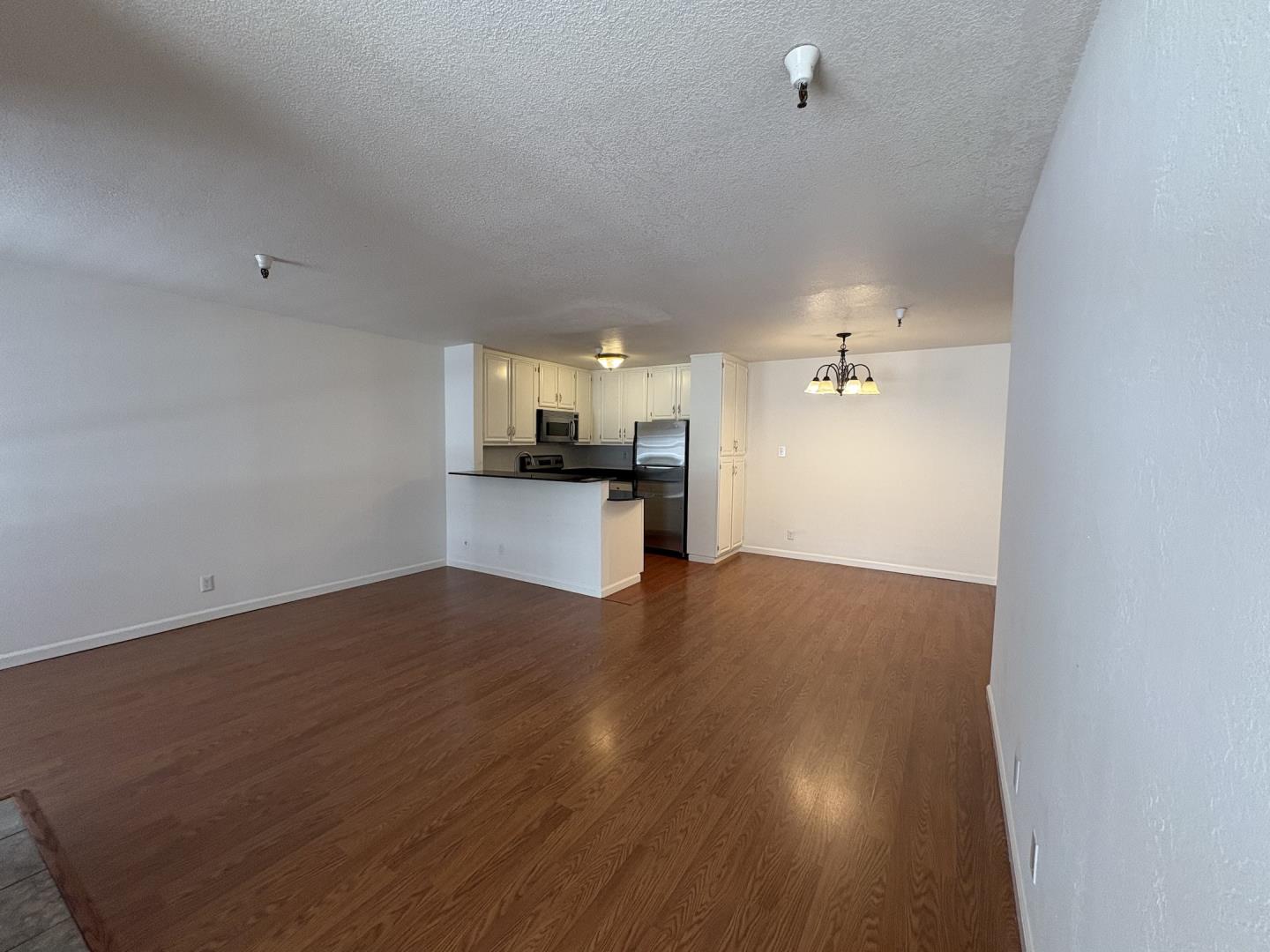 Detail Gallery Image 5 of 14 For 735 El Camino Real #102,  Burlingame,  CA 94010 - 2 Beds | 1 Baths