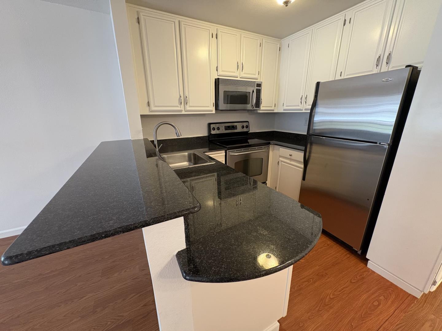 Detail Gallery Image 7 of 14 For 735 El Camino Real #102,  Burlingame,  CA 94010 - 2 Beds | 1 Baths