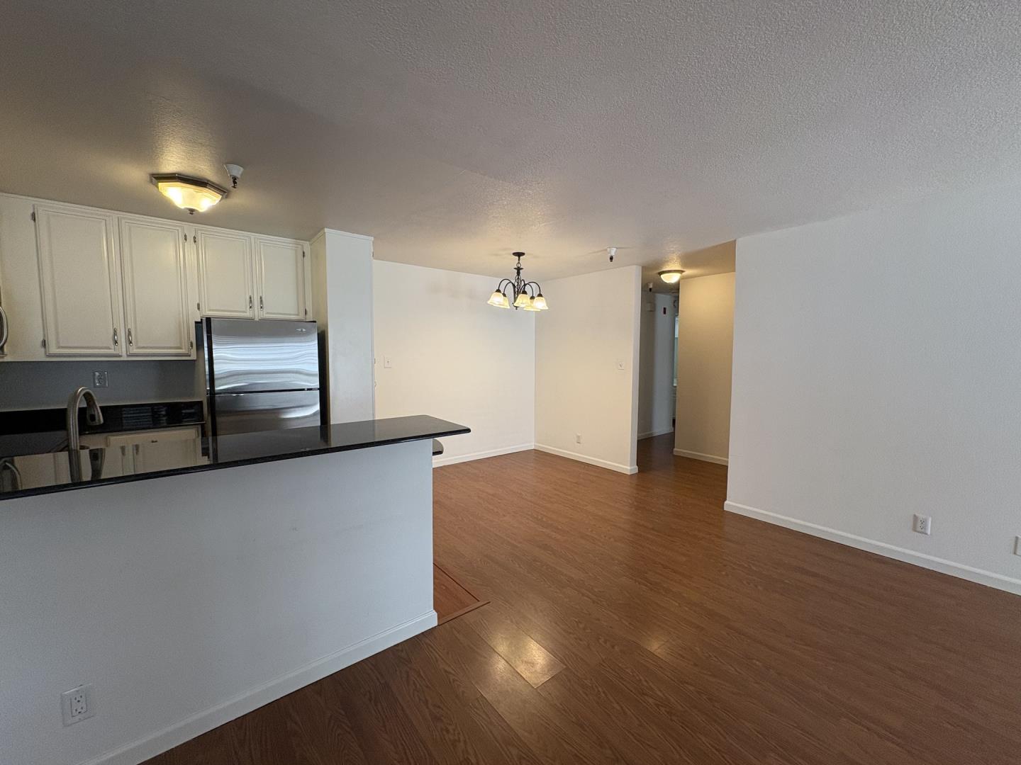 Detail Gallery Image 8 of 14 For 735 El Camino Real #102,  Burlingame,  CA 94010 - 2 Beds | 1 Baths