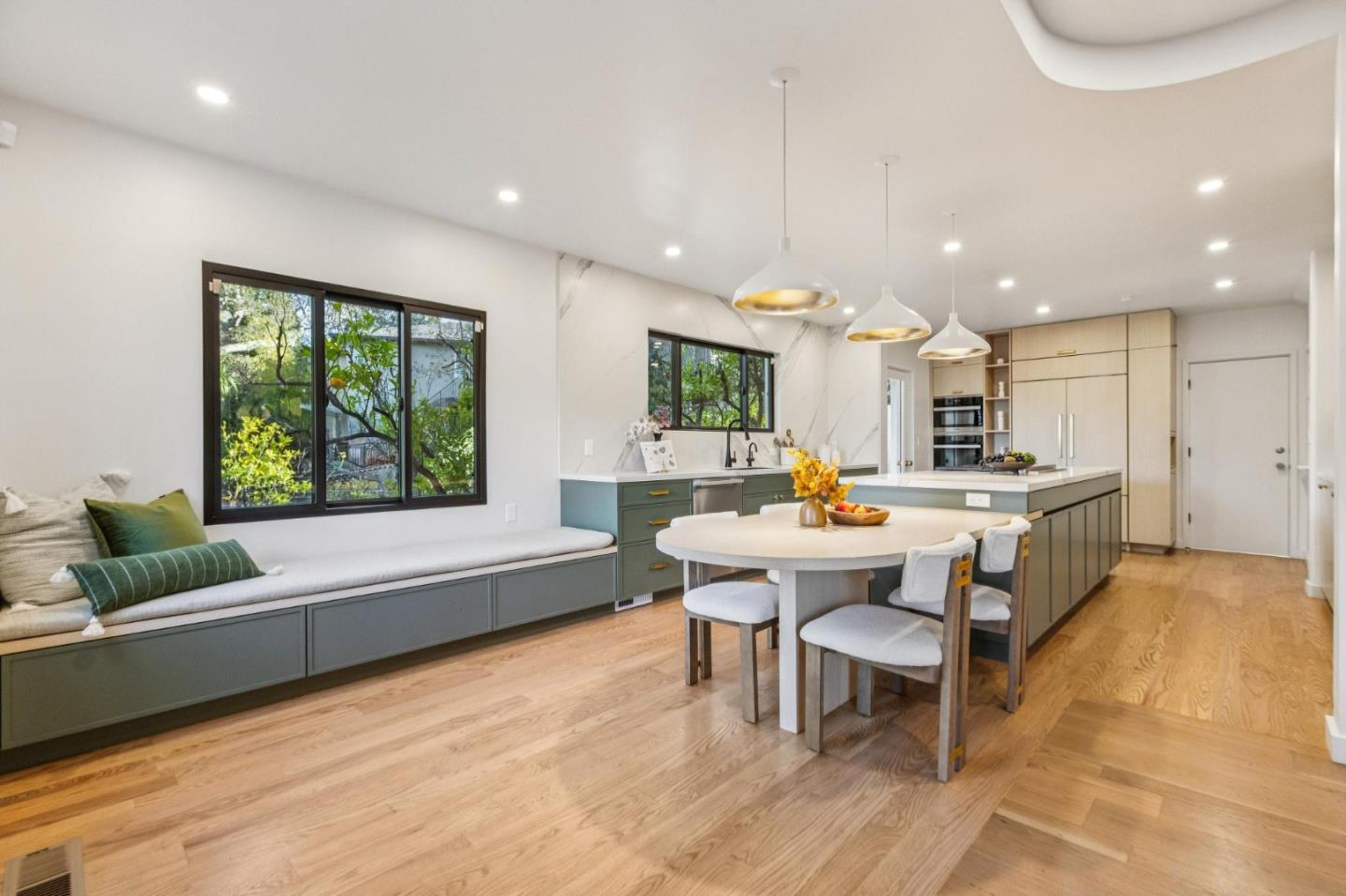 Detail Gallery Image 17 of 67 For 2323 Summit Dr, Hillsborough,  CA 94010 - 5 Beds | 5 Baths