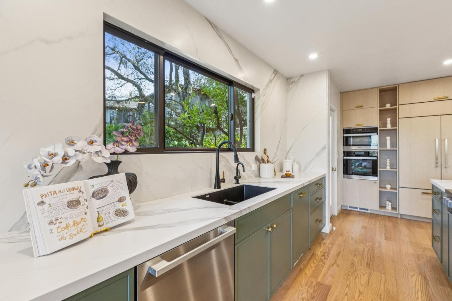 Detail Gallery Image 19 of 67 For 2323 Summit Dr, Hillsborough,  CA 94010 - 5 Beds | 5 Baths