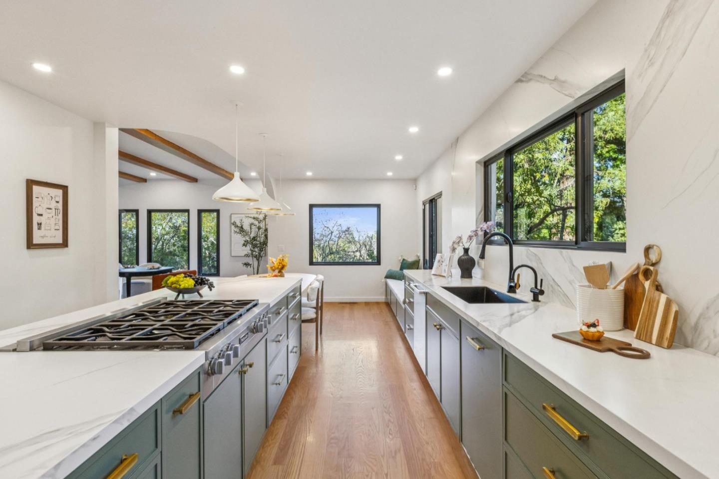 Detail Gallery Image 21 of 67 For 2323 Summit Dr, Hillsborough,  CA 94010 - 5 Beds | 5 Baths