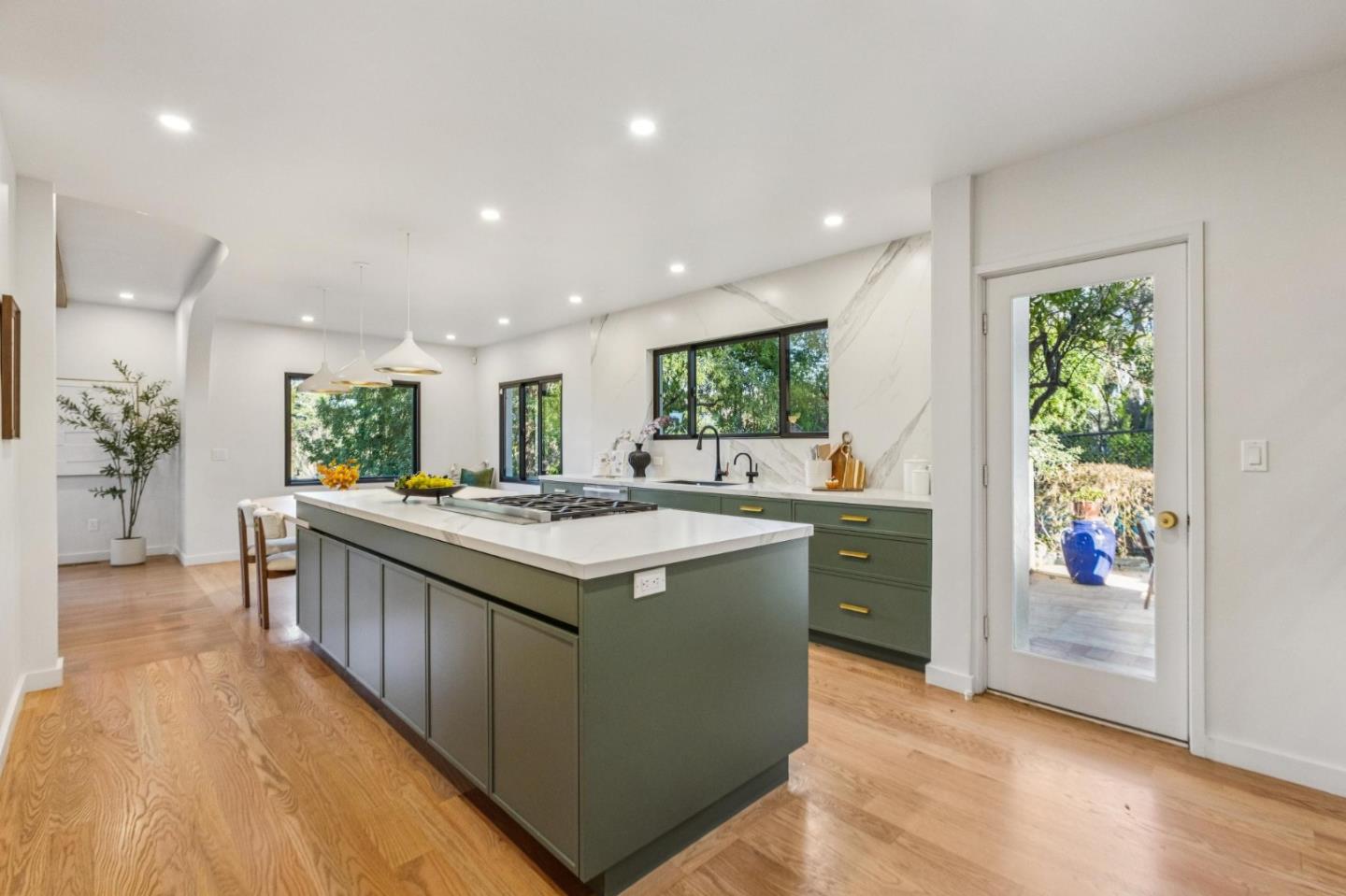 Detail Gallery Image 23 of 67 For 2323 Summit Dr, Hillsborough,  CA 94010 - 5 Beds | 5 Baths