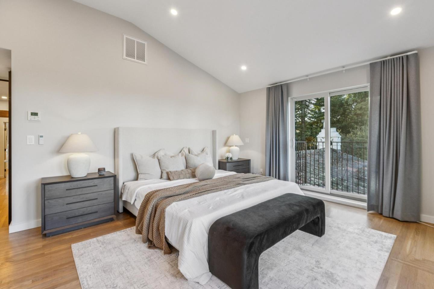 Detail Gallery Image 26 of 67 For 2323 Summit Dr, Hillsborough,  CA 94010 - 5 Beds | 5 Baths