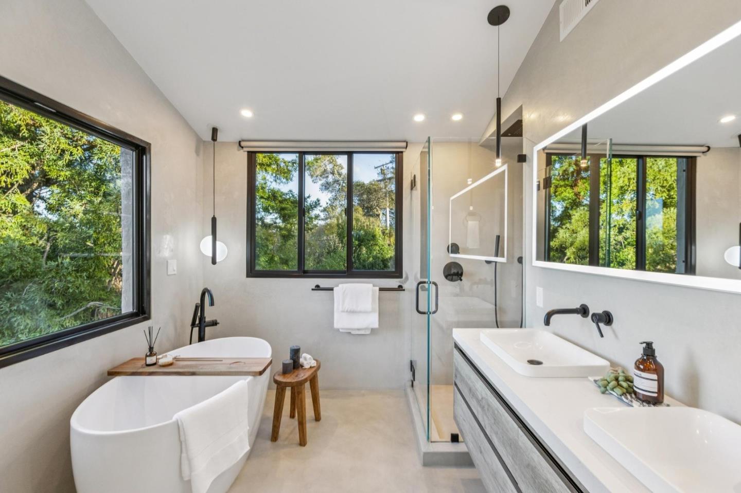 Detail Gallery Image 28 of 67 For 2323 Summit Dr, Hillsborough,  CA 94010 - 5 Beds | 5 Baths