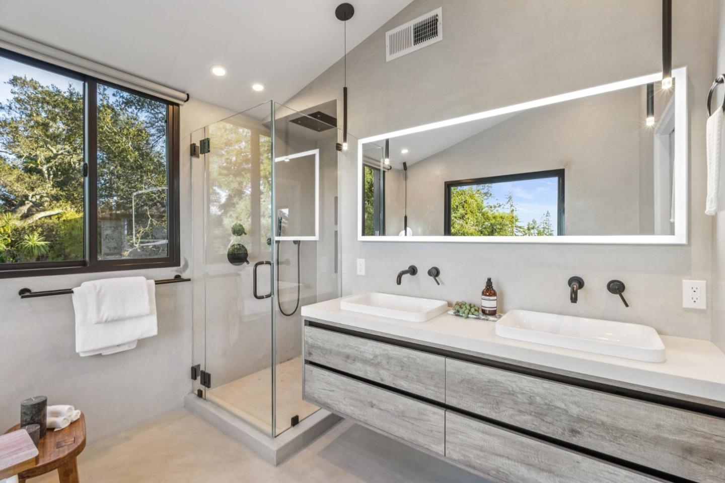 Detail Gallery Image 29 of 67 For 2323 Summit Dr, Hillsborough,  CA 94010 - 5 Beds | 5 Baths