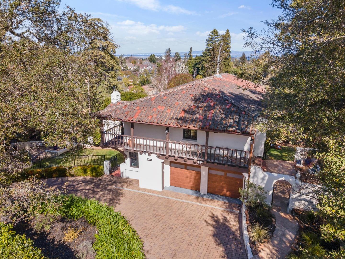 Detail Gallery Image 3 of 67 For 2323 Summit Dr, Hillsborough,  CA 94010 - 5 Beds | 5 Baths