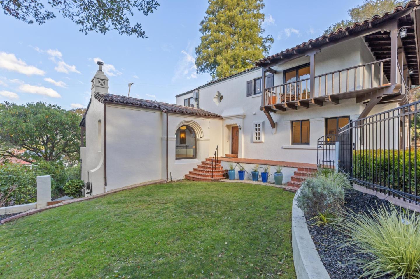 Detail Gallery Image 4 of 67 For 2323 Summit Dr, Hillsborough,  CA 94010 - 5 Beds | 5 Baths