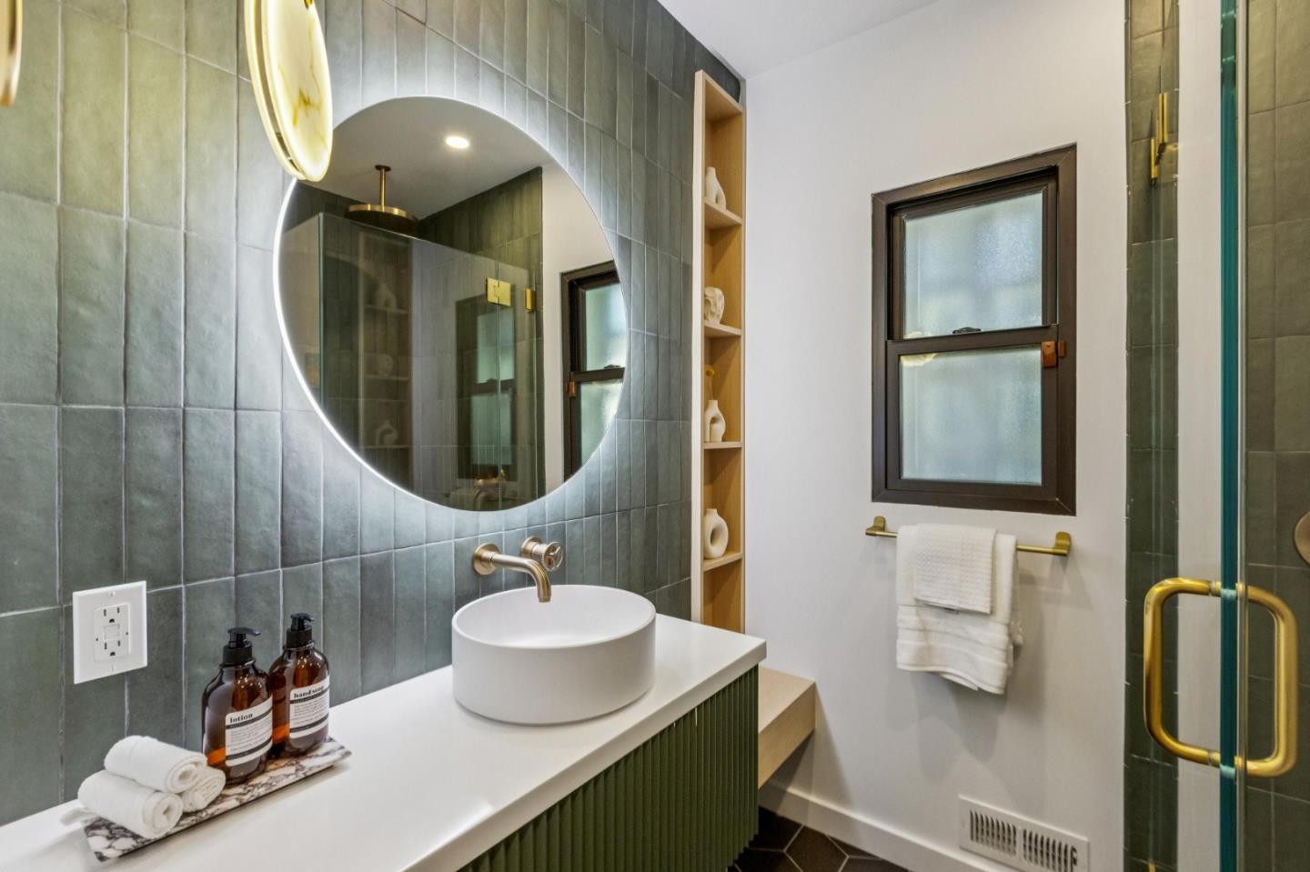 Detail Gallery Image 42 of 67 For 2323 Summit Dr, Hillsborough,  CA 94010 - 5 Beds | 5 Baths