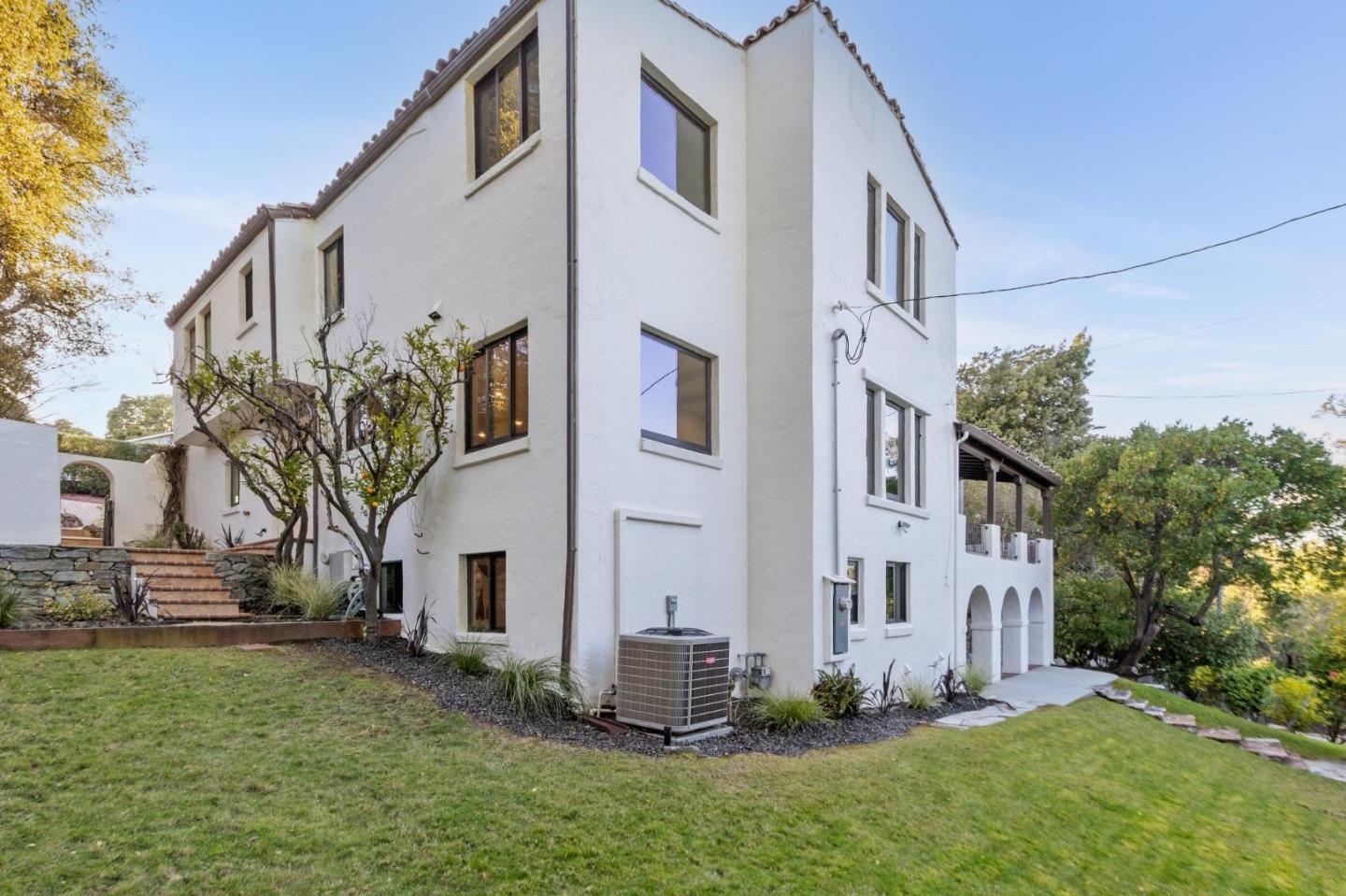 Detail Gallery Image 55 of 67 For 2323 Summit Dr, Hillsborough,  CA 94010 - 5 Beds | 5 Baths