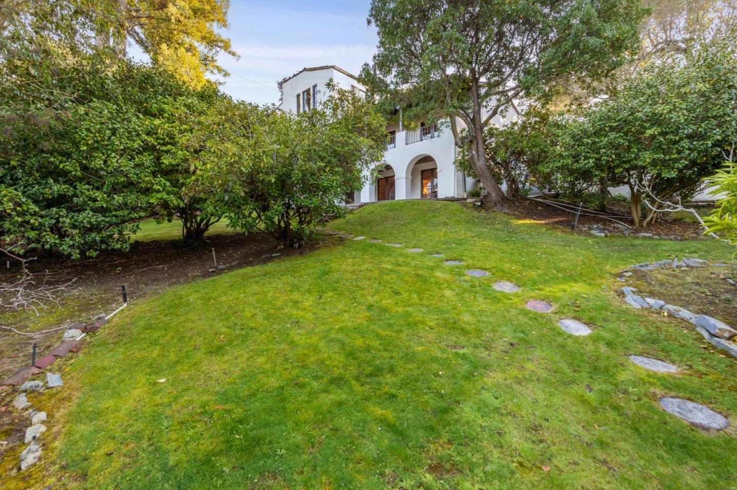 Detail Gallery Image 56 of 67 For 2323 Summit Dr, Hillsborough,  CA 94010 - 5 Beds | 5 Baths