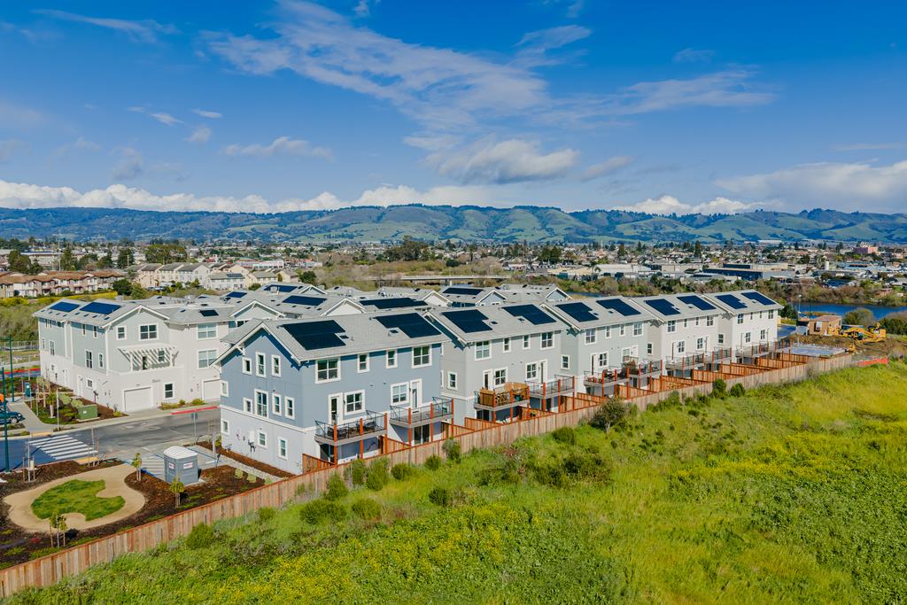 Detail Gallery Image 2 of 39 For 105 Skyline Vista Way, Watsonville,  CA 95076 - 3 Beds | 3/1 Baths