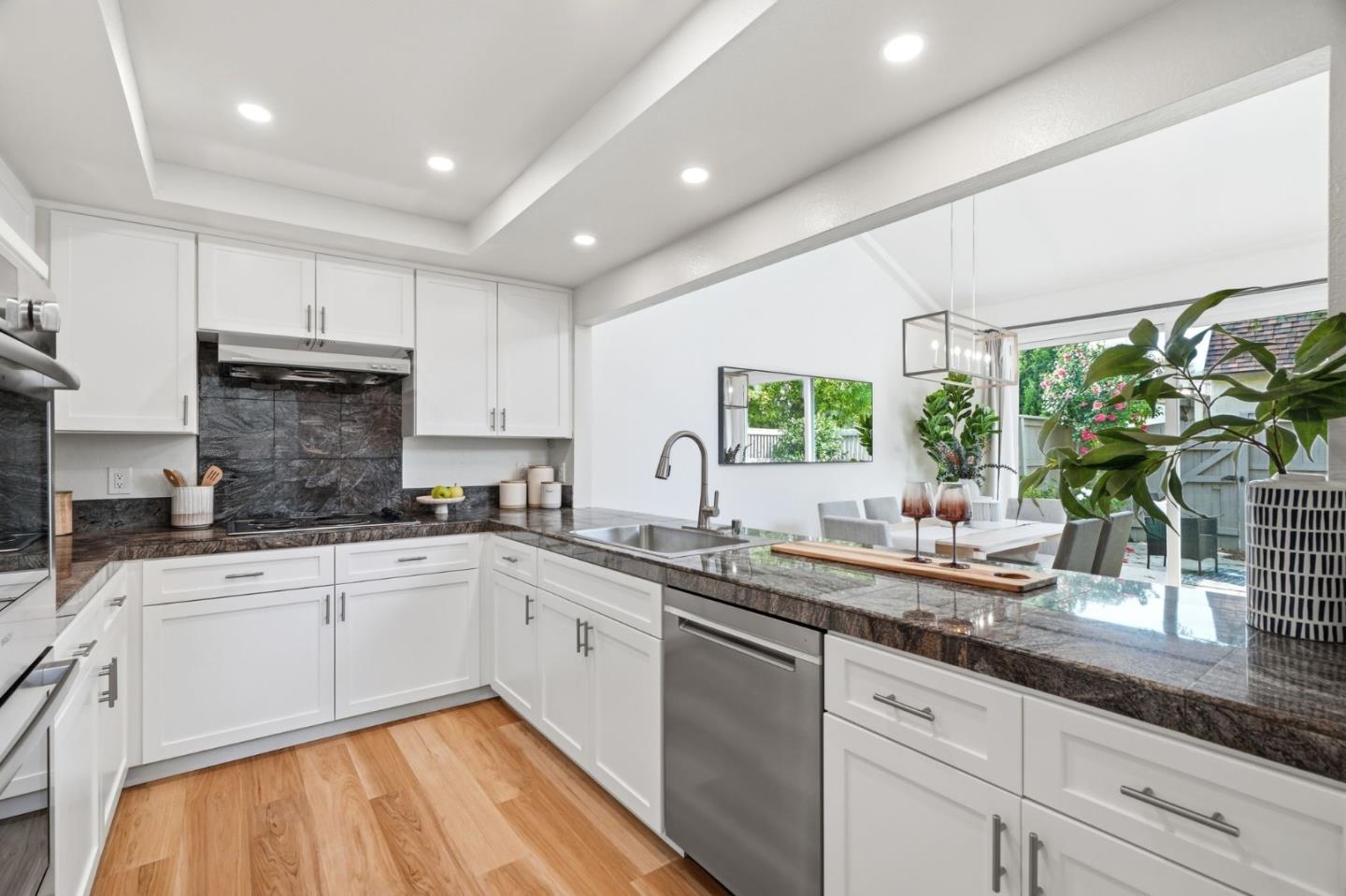 Detail Gallery Image 11 of 31 For 19713 Vineyard Ln, Saratoga,  CA 95070 - 2 Beds | 2/1 Baths