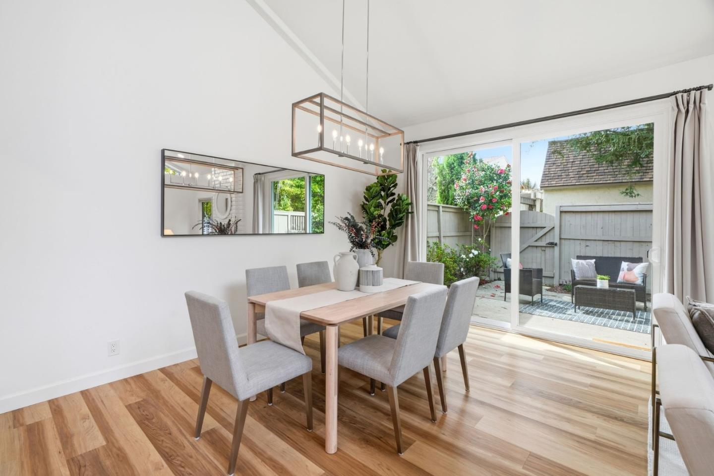 Detail Gallery Image 9 of 31 For 19713 Vineyard Ln, Saratoga,  CA 95070 - 2 Beds | 2/1 Baths