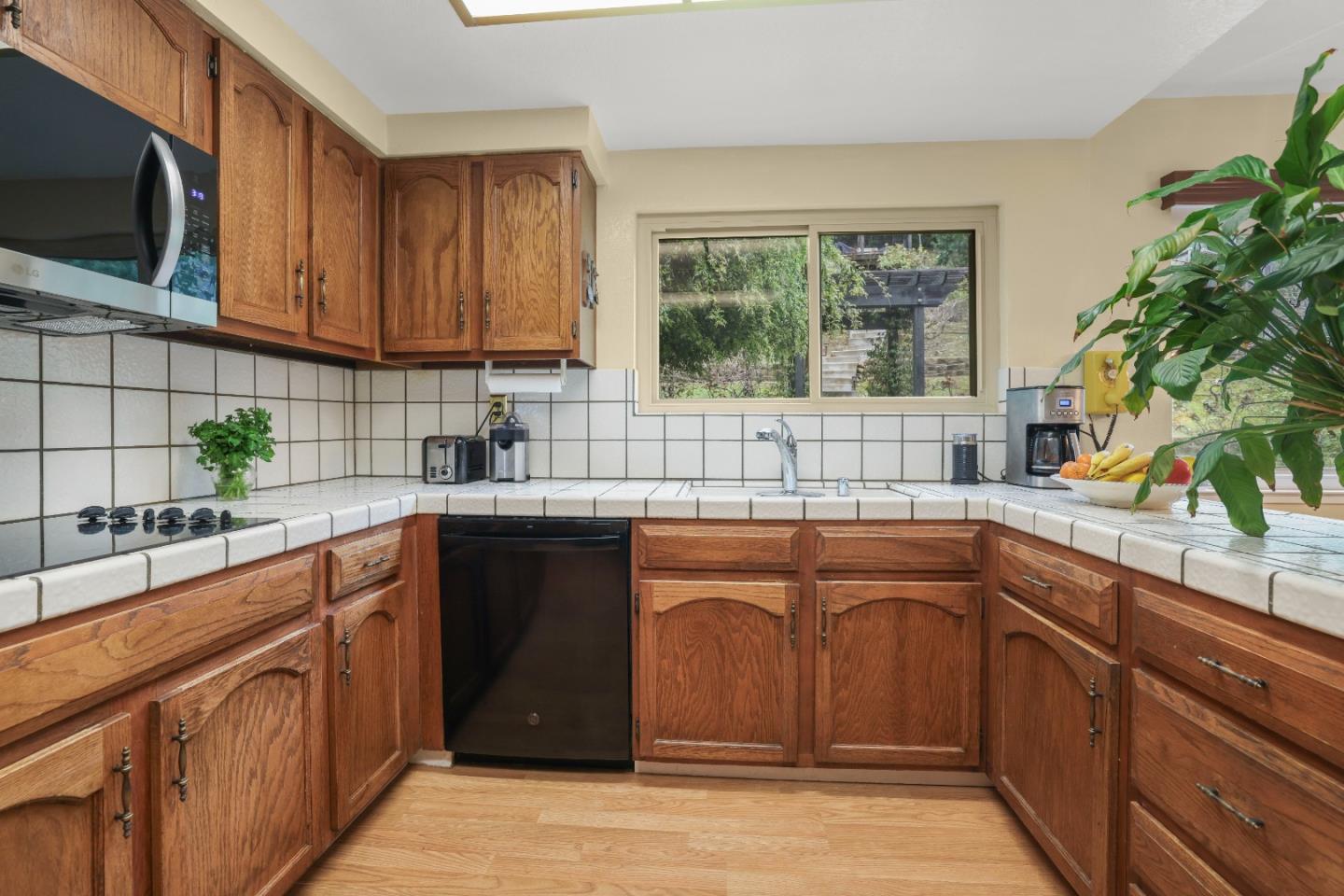 Detail Gallery Image 10 of 36 For 25638 West Camino Vista, Hayward,  CA 94541 - 4 Beds | 2/1 Baths