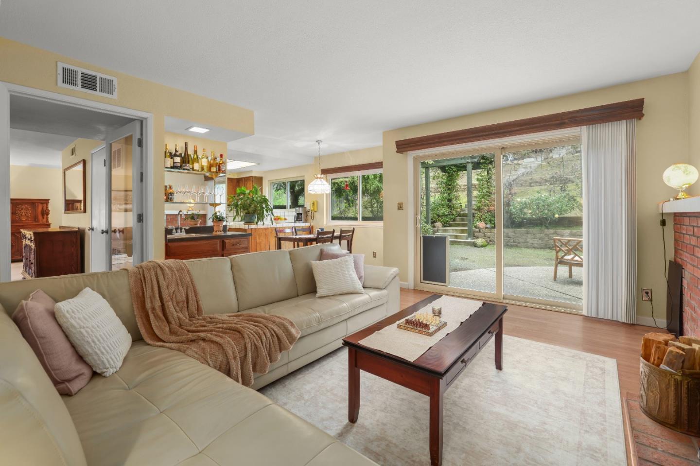 Detail Gallery Image 14 of 36 For 25638 West Camino Vista, Hayward,  CA 94541 - 4 Beds | 2/1 Baths