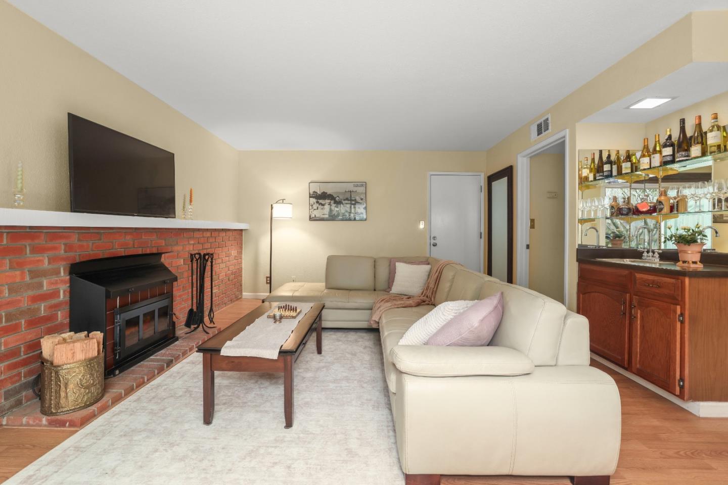 Detail Gallery Image 16 of 36 For 25638 West Camino Vista, Hayward,  CA 94541 - 4 Beds | 2/1 Baths