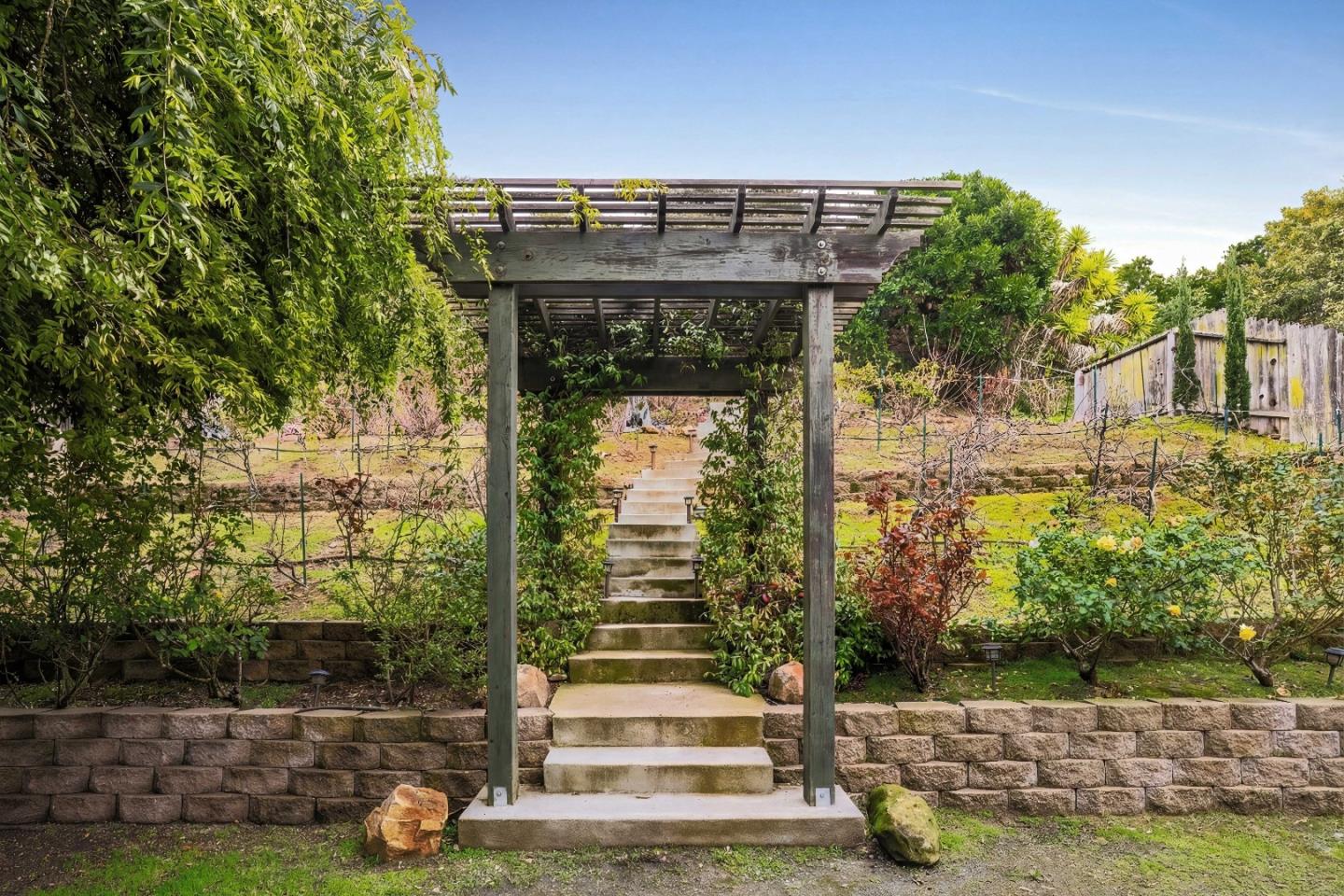 Detail Gallery Image 30 of 36 For 25638 West Camino Vista, Hayward,  CA 94541 - 4 Beds | 2/1 Baths