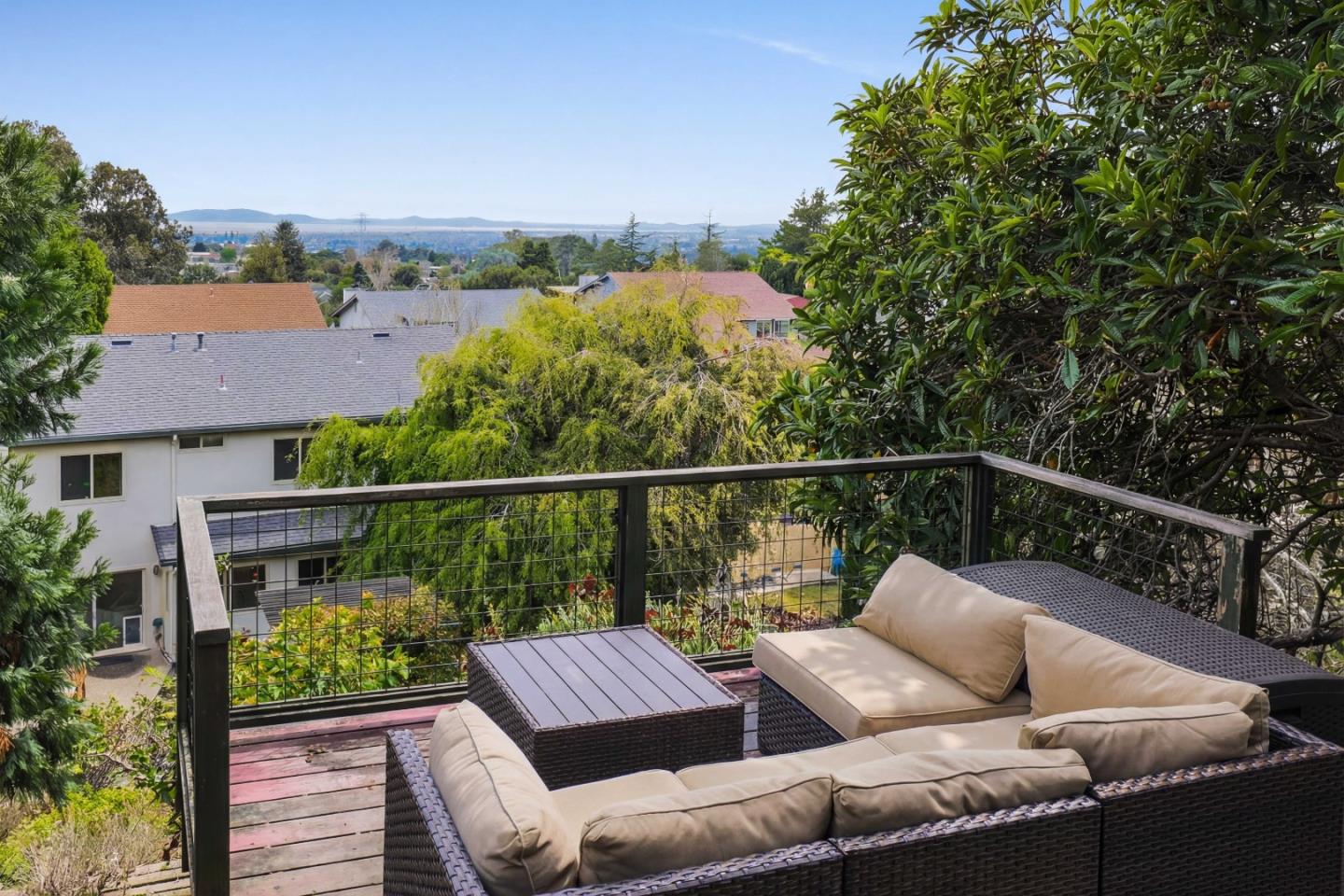 Detail Gallery Image 32 of 36 For 25638 West Camino Vista, Hayward,  CA 94541 - 4 Beds | 2/1 Baths