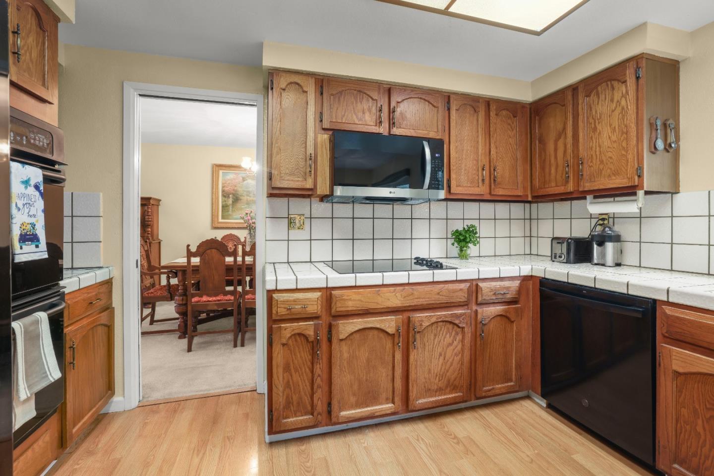 Detail Gallery Image 9 of 36 For 25638 West Camino Vista, Hayward,  CA 94541 - 4 Beds | 2/1 Baths