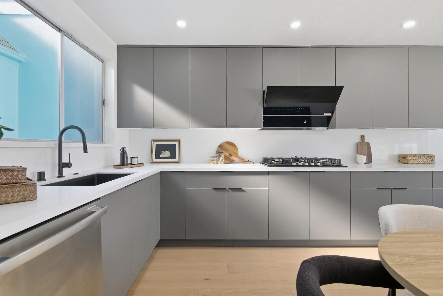 Detail Gallery Image 11 of 42 For 550 Holyoke St, San Francisco,  CA 94134 - 5 Beds | 4 Baths