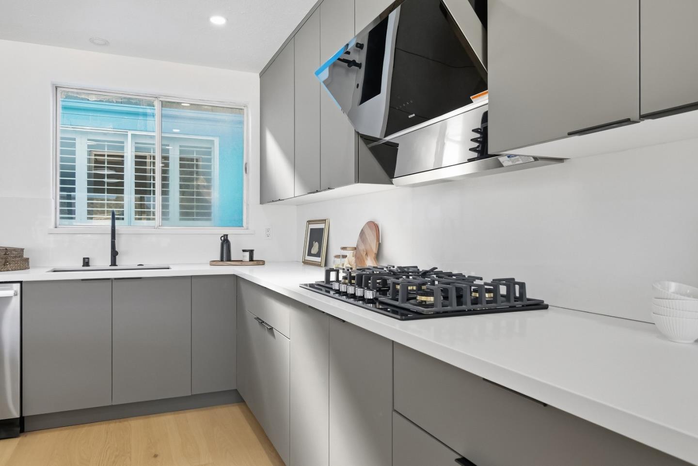 Detail Gallery Image 12 of 42 For 550 Holyoke St, San Francisco,  CA 94134 - 5 Beds | 4 Baths