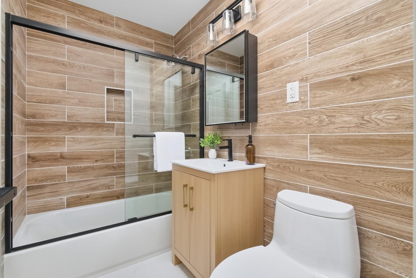 Detail Gallery Image 13 of 42 For 550 Holyoke St, San Francisco,  CA 94134 - 5 Beds | 4 Baths