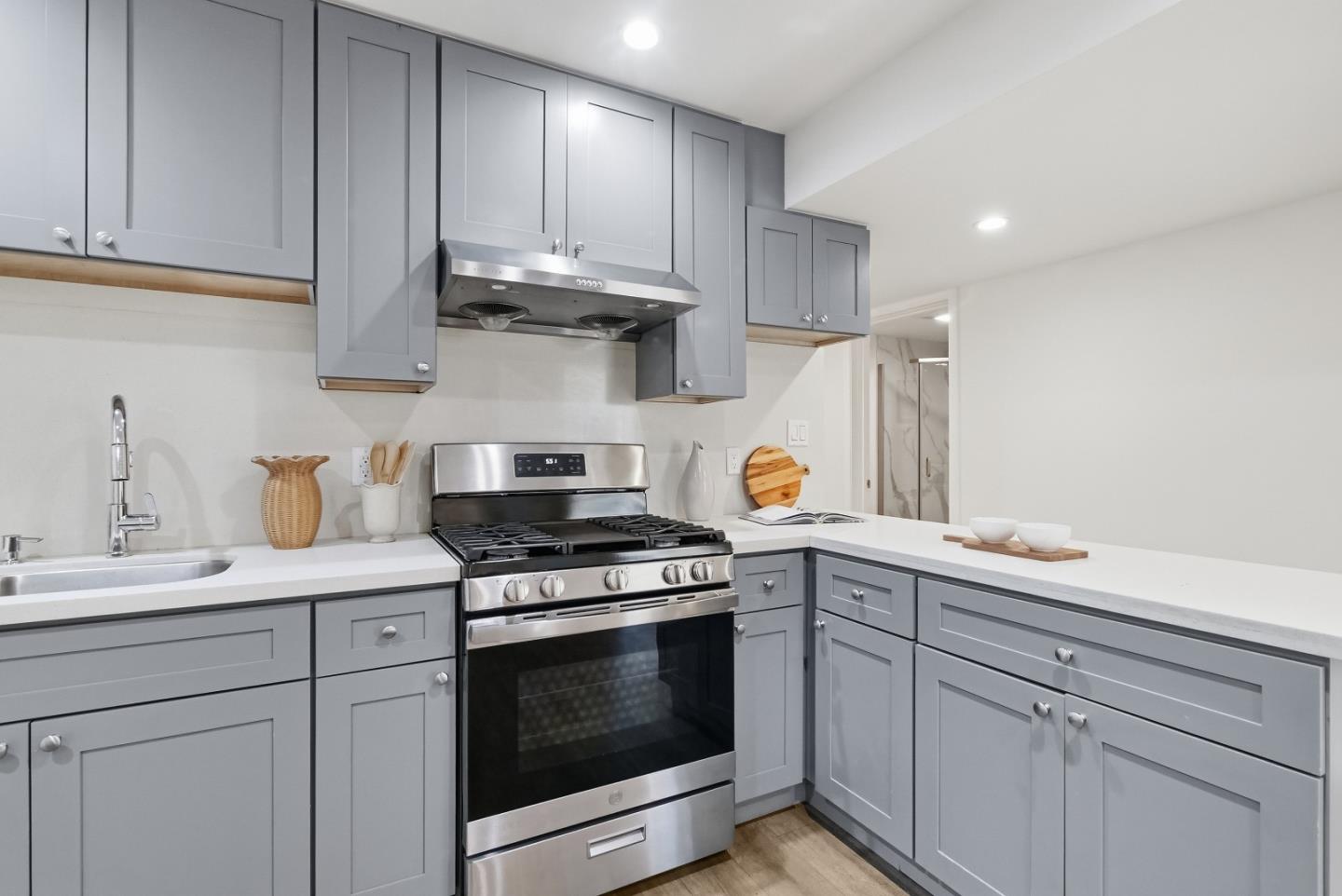 Detail Gallery Image 25 of 42 For 550 Holyoke St, San Francisco,  CA 94134 - 5 Beds | 4 Baths