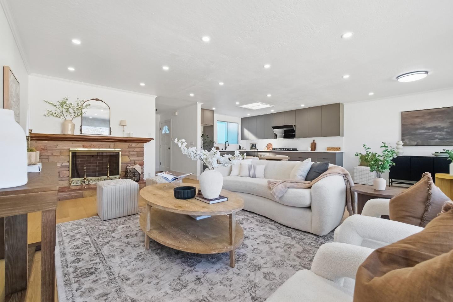 Detail Gallery Image 3 of 42 For 550 Holyoke St, San Francisco,  CA 94134 - 5 Beds | 4 Baths