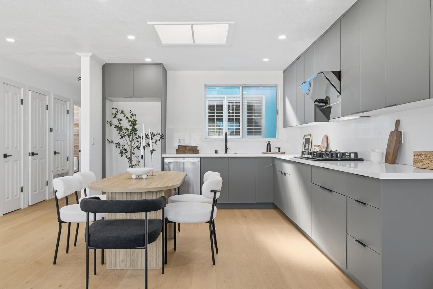 Detail Gallery Image 9 of 42 For 550 Holyoke St, San Francisco,  CA 94134 - 5 Beds | 4 Baths