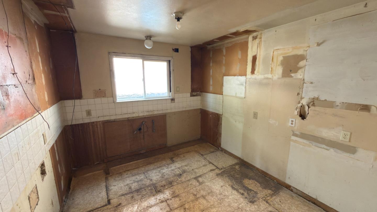 Detail Gallery Image 8 of 21 For 1268 Carlton Ave, Menlo Park,  CA 94025 - 3 Beds | 2 Baths