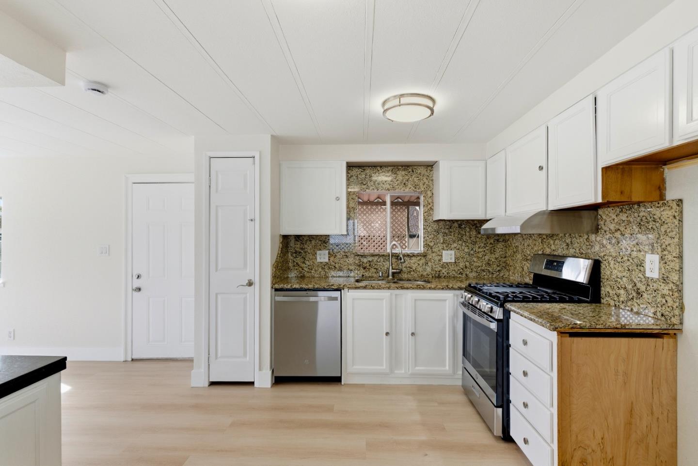 Detail Gallery Image 8 of 16 For 2150 Monterey Hwy #102,  San Jose,  CA 95112 - 1 Beds | 1 Baths