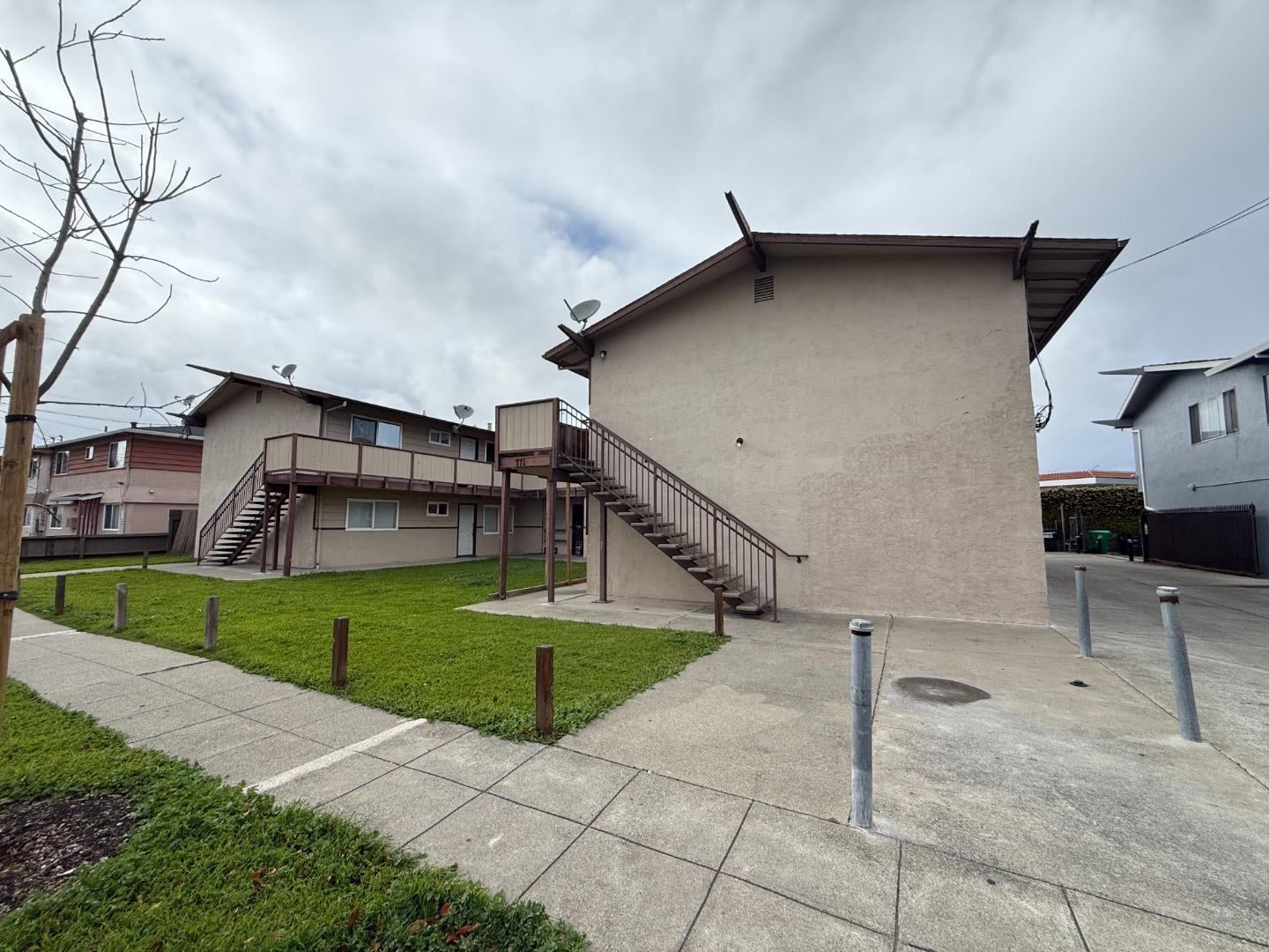 Detail Gallery Image 2 of 13 For 771 Memorial Way, Hayward,  CA 94541 - – Beds | – Baths