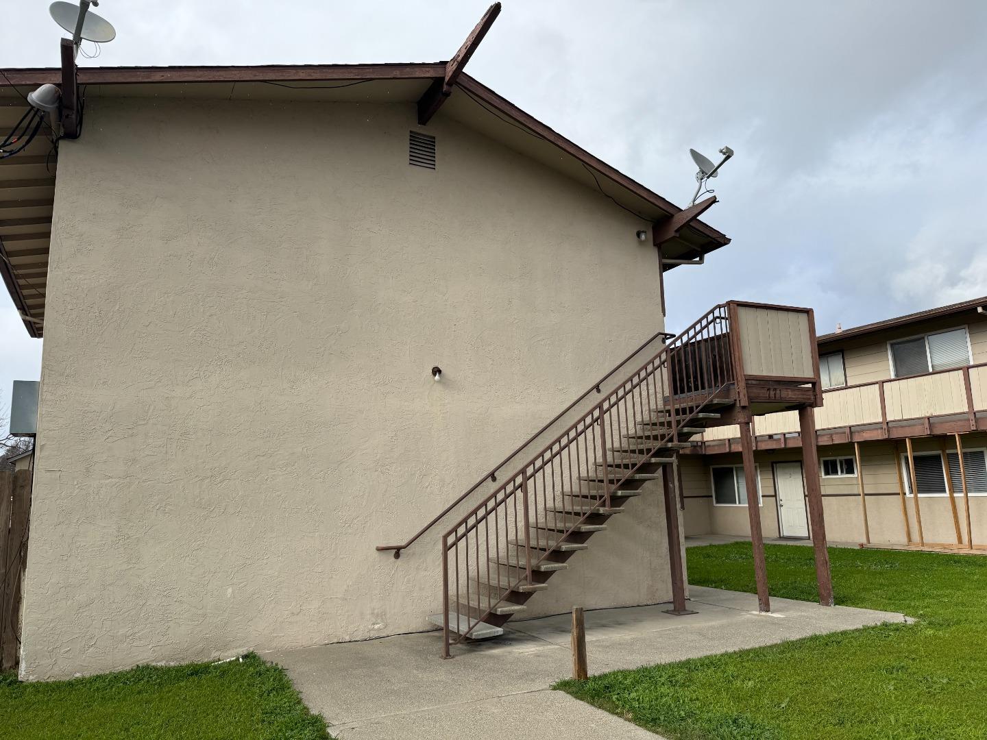 Detail Gallery Image 4 of 13 For 771 Memorial Way, Hayward,  CA 94541 - – Beds | – Baths