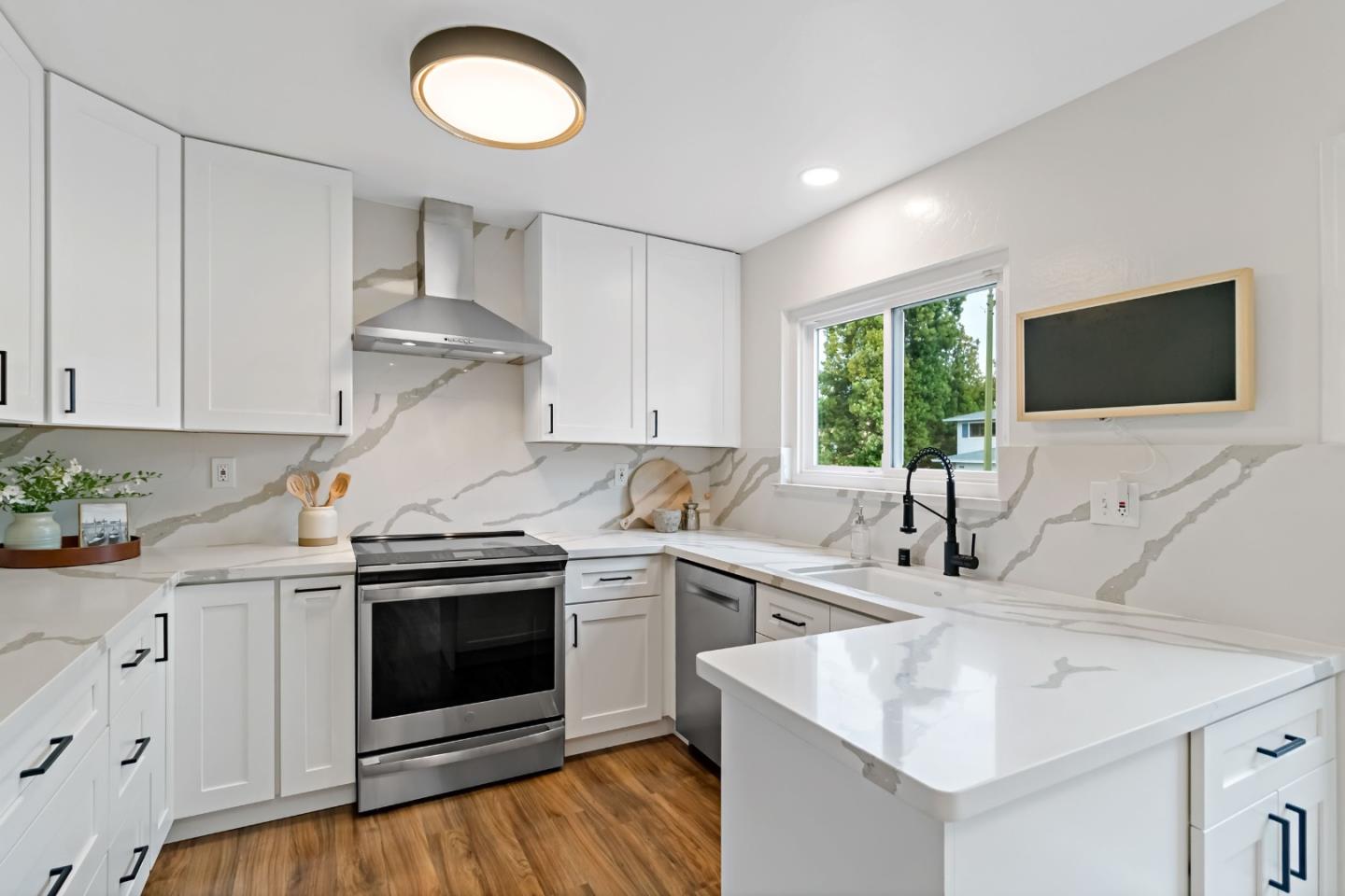 Detail Gallery Image 16 of 51 For 530 Leahy St, Redwood City,  CA 94061 - 3 Beds | 2/1 Baths