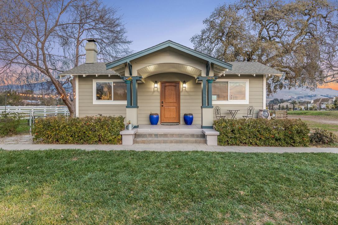 Detail Gallery Image 2 of 30 For 2015 Trumar Ln, Gilroy,  CA 95020 - 4 Beds | 2 Baths