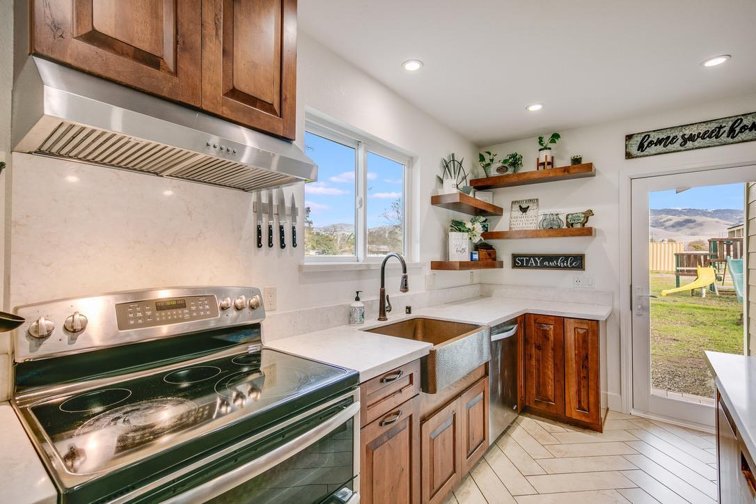 Detail Gallery Image 8 of 30 For 2015 Trumar Ln, Gilroy,  CA 95020 - 4 Beds | 2 Baths