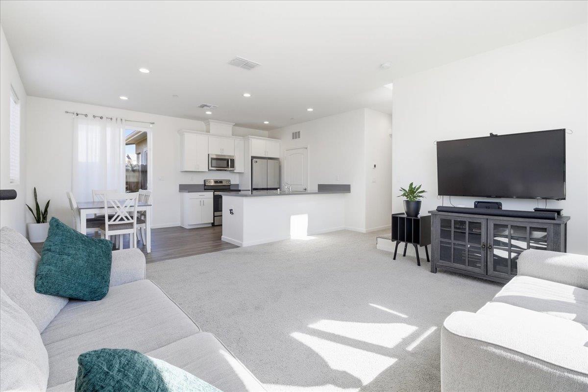 Detail Gallery Image 10 of 35 For 704 Gabilan Dr, Soledad,  CA 93960 - 3 Beds | 2/1 Baths