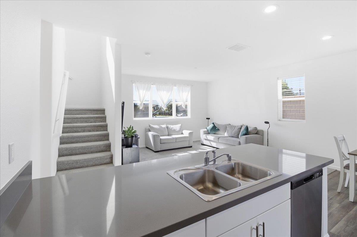 Detail Gallery Image 15 of 35 For 704 Gabilan Dr, Soledad,  CA 93960 - 3 Beds | 2/1 Baths